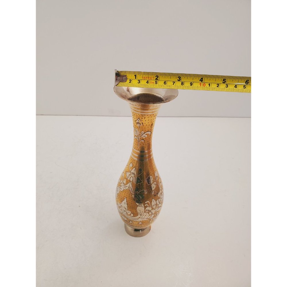 Vintage etched brass vase with flowers design - Picture 9 of 10